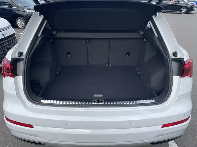 アウディ Ｑ３ 35TFSI アドバンスド 東京都 2021(令3)年 4.3万km グレイシアホワイトメタリック バーチャルコックピット/ベーシックパッケージ/　・シートヒーター （フロント）/　・シート電動調整機能 （フロント）/　・オートマチックテールゲート/　・アウディホールドアシスト/　・ランバーサポート 4ウェイ （フロント）/　・アウディドライブセレクト/アシスタンスパッケージ/　・アダプティブクルーズアシスト/　・エマージェンシーアシスト/　・ハイビームアシスト/　・サイドアシスト/　・リヤクロストラフィックアシスト/テクノロジーパッケージ/　・スマートフォンインターフェース/　・ワイヤレスチャージング/純正MMIナビゲーション/サラウンドビューカメラ/LEDヘッドライト/ルーフレール/アドバンストキーシステム/純正ドライブレコーダー