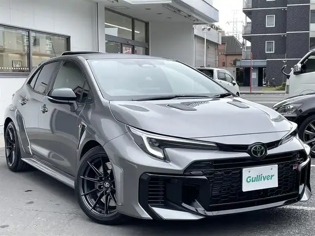 トヨタ ＧＲカローラ RZ 千葉県 2025(令7)年 0.1千km グレーＭ ワンオーナー/後期モデル/ボディーカラー：プレシャスメタル（カラーコード：1L5)/登録時走行距離90km/6速MT/トヨタセーフティセンス/　・プリクラッシュセーフティ/　・レーントレーシングアシスト(LTA)/　・レーダークルーズ（ACC）/　・オートハイビーム(AHB)/　・ロードサインアシスト(RSA)/　・プロアクティブドライビングアシスト(PDA)/　・発進遅れ告知機能(TMN)/　・ブラインドスポットモニター(BSM)/LEDヘッドライト/サブラジエーター（メーカーオプション）/カーボンルーフ/ディスプレイオーディオPlus（8インチHDディスプレイ）/　・ナビ/フルセグTV/BlueTooth//　・AppleCarPlay/AndroidAuto/Miracast対応/JBLスピーカー/ワイヤレスチャージ（置くだけ充電）/ETC2.0/D/N席シートヒーター（Hi/Lo切り替え式）/取説/保証書/スペアキー