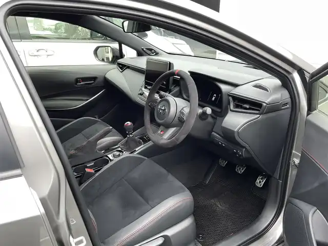 トヨタ ＧＲカローラ RZ 千葉県 2025(令7)年 0.1千km グレーＭ ワンオーナー/後期モデル/ボディーカラー：プレシャスメタル（カラーコード：1L5)/登録時走行距離90km/6速MT/トヨタセーフティセンス/　・プリクラッシュセーフティ/　・レーントレーシングアシスト(LTA)/　・レーダークルーズ（ACC）/　・オートハイビーム(AHB)/　・ロードサインアシスト(RSA)/　・プロアクティブドライビングアシスト(PDA)/　・発進遅れ告知機能(TMN)/　・ブラインドスポットモニター(BSM)/LEDヘッドライト/サブラジエーター（メーカーオプション）/カーボンルーフ/ディスプレイオーディオPlus（8インチHDディスプレイ）/　・ナビ/フルセグTV/BlueTooth//　・AppleCarPlay/AndroidAuto/Miracast対応/JBLスピーカー/ワイヤレスチャージ（置くだけ充電）/ETC2.0/D/N席シートヒーター（Hi/Lo切り替え式）/取説/保証書/スペアキー