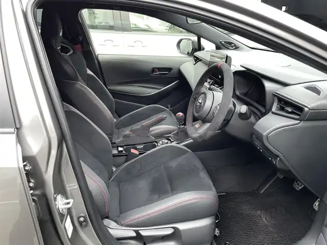 トヨタ ＧＲカローラ RZ 千葉県 2025(令7)年 0.1千km グレーＭ ワンオーナー/後期モデル/ボディーカラー：プレシャスメタル（カラーコード：1L5)/登録時走行距離90km/6速MT/トヨタセーフティセンス/　・プリクラッシュセーフティ/　・レーントレーシングアシスト(LTA)/　・レーダークルーズ（ACC）/　・オートハイビーム(AHB)/　・ロードサインアシスト(RSA)/　・プロアクティブドライビングアシスト(PDA)/　・発進遅れ告知機能(TMN)/　・ブラインドスポットモニター(BSM)/LEDヘッドライト/サブラジエーター（メーカーオプション）/カーボンルーフ/ディスプレイオーディオPlus（8インチHDディスプレイ）/　・ナビ/フルセグTV/BlueTooth//　・AppleCarPlay/AndroidAuto/Miracast対応/JBLスピーカー/ワイヤレスチャージ（置くだけ充電）/ETC2.0/D/N席シートヒーター（Hi/Lo切り替え式）/取説/保証書/スペアキー