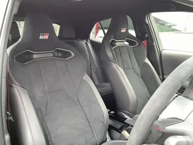 トヨタ ＧＲカローラ RZ 千葉県 2025(令7)年 0.1千km グレーＭ ワンオーナー/後期モデル/ボディーカラー：プレシャスメタル（カラーコード：1L5)/登録時走行距離90km/6速MT/トヨタセーフティセンス/　・プリクラッシュセーフティ/　・レーントレーシングアシスト(LTA)/　・レーダークルーズ（ACC）/　・オートハイビーム(AHB)/　・ロードサインアシスト(RSA)/　・プロアクティブドライビングアシスト(PDA)/　・発進遅れ告知機能(TMN)/　・ブラインドスポットモニター(BSM)/LEDヘッドライト/サブラジエーター（メーカーオプション）/カーボンルーフ/ディスプレイオーディオPlus（8インチHDディスプレイ）/　・ナビ/フルセグTV/BlueTooth//　・AppleCarPlay/AndroidAuto/Miracast対応/JBLスピーカー/ワイヤレスチャージ（置くだけ充電）/ETC2.0/D/N席シートヒーター（Hi/Lo切り替え式）/取説/保証書/スペアキー