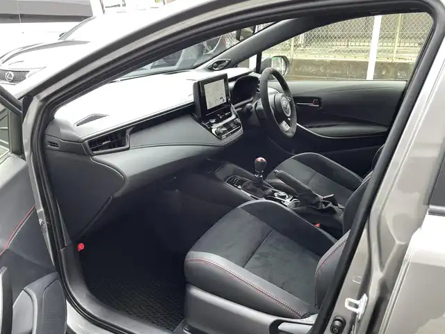 トヨタ ＧＲカローラ RZ 千葉県 2025(令7)年 0.1千km グレーＭ ワンオーナー/後期モデル/ボディーカラー：プレシャスメタル（カラーコード：1L5)/登録時走行距離90km/6速MT/トヨタセーフティセンス/　・プリクラッシュセーフティ/　・レーントレーシングアシスト(LTA)/　・レーダークルーズ（ACC）/　・オートハイビーム(AHB)/　・ロードサインアシスト(RSA)/　・プロアクティブドライビングアシスト(PDA)/　・発進遅れ告知機能(TMN)/　・ブラインドスポットモニター(BSM)/LEDヘッドライト/サブラジエーター（メーカーオプション）/カーボンルーフ/ディスプレイオーディオPlus（8インチHDディスプレイ）/　・ナビ/フルセグTV/BlueTooth//　・AppleCarPlay/AndroidAuto/Miracast対応/JBLスピーカー/ワイヤレスチャージ（置くだけ充電）/ETC2.0/D/N席シートヒーター（Hi/Lo切り替え式）/取説/保証書/スペアキー