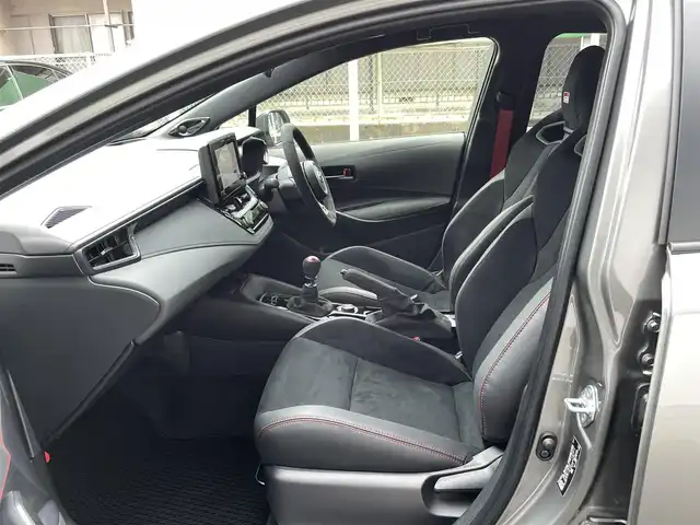 トヨタ ＧＲカローラ RZ 千葉県 2025(令7)年 0.1千km グレーＭ ワンオーナー/後期モデル/ボディーカラー：プレシャスメタル（カラーコード：1L5)/登録時走行距離90km/6速MT/トヨタセーフティセンス/　・プリクラッシュセーフティ/　・レーントレーシングアシスト(LTA)/　・レーダークルーズ（ACC）/　・オートハイビーム(AHB)/　・ロードサインアシスト(RSA)/　・プロアクティブドライビングアシスト(PDA)/　・発進遅れ告知機能(TMN)/　・ブラインドスポットモニター(BSM)/LEDヘッドライト/サブラジエーター（メーカーオプション）/カーボンルーフ/ディスプレイオーディオPlus（8インチHDディスプレイ）/　・ナビ/フルセグTV/BlueTooth//　・AppleCarPlay/AndroidAuto/Miracast対応/JBLスピーカー/ワイヤレスチャージ（置くだけ充電）/ETC2.0/D/N席シートヒーター（Hi/Lo切り替え式）/取説/保証書/スペアキー