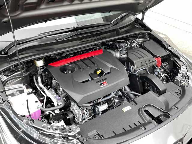 トヨタ ＧＲカローラ RZ 千葉県 2025(令7)年 0.1千km グレーＭ ワンオーナー/後期モデル/ボディーカラー：プレシャスメタル（カラーコード：1L5)/登録時走行距離90km/6速MT/トヨタセーフティセンス/　・プリクラッシュセーフティ/　・レーントレーシングアシスト(LTA)/　・レーダークルーズ（ACC）/　・オートハイビーム(AHB)/　・ロードサインアシスト(RSA)/　・プロアクティブドライビングアシスト(PDA)/　・発進遅れ告知機能(TMN)/　・ブラインドスポットモニター(BSM)/LEDヘッドライト/サブラジエーター（メーカーオプション）/カーボンルーフ/ディスプレイオーディオPlus（8インチHDディスプレイ）/　・ナビ/フルセグTV/BlueTooth//　・AppleCarPlay/AndroidAuto/Miracast対応/JBLスピーカー/ワイヤレスチャージ（置くだけ充電）/ETC2.0/D/N席シートヒーター（Hi/Lo切り替え式）/取説/保証書/スペアキー