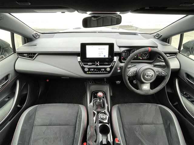 トヨタ ＧＲカローラ RZ 千葉県 2025(令7)年 0.1千km グレーＭ ワンオーナー/後期モデル/ボディーカラー：プレシャスメタル（カラーコード：1L5)/登録時走行距離90km/6速MT/トヨタセーフティセンス/　・プリクラッシュセーフティ/　・レーントレーシングアシスト(LTA)/　・レーダークルーズ（ACC）/　・オートハイビーム(AHB)/　・ロードサインアシスト(RSA)/　・プロアクティブドライビングアシスト(PDA)/　・発進遅れ告知機能(TMN)/　・ブラインドスポットモニター(BSM)/LEDヘッドライト/サブラジエーター（メーカーオプション）/カーボンルーフ/ディスプレイオーディオPlus（8インチHDディスプレイ）/　・ナビ/フルセグTV/BlueTooth//　・AppleCarPlay/AndroidAuto/Miracast対応/JBLスピーカー/ワイヤレスチャージ（置くだけ充電）/ETC2.0/D/N席シートヒーター（Hi/Lo切り替え式）/取説/保証書/スペアキー