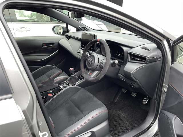 トヨタ ＧＲカローラ RZ 千葉県 2025(令7)年 0.1千km グレーＭ ワンオーナー/後期モデル/ボディーカラー：プレシャスメタル（カラーコード：1L5)/登録時走行距離90km/6速MT/トヨタセーフティセンス/　・プリクラッシュセーフティ/　・レーントレーシングアシスト(LTA)/　・レーダークルーズ（ACC）/　・オートハイビーム(AHB)/　・ロードサインアシスト(RSA)/　・プロアクティブドライビングアシスト(PDA)/　・発進遅れ告知機能(TMN)/　・ブラインドスポットモニター(BSM)/LEDヘッドライト/サブラジエーター（メーカーオプション）/カーボンルーフ/ディスプレイオーディオPlus（8インチHDディスプレイ）/　・ナビ/フルセグTV/BlueTooth//　・AppleCarPlay/AndroidAuto/Miracast対応/JBLスピーカー/ワイヤレスチャージ（置くだけ充電）/ETC2.0/D/N席シートヒーター（Hi/Lo切り替え式）/取説/保証書/スペアキー