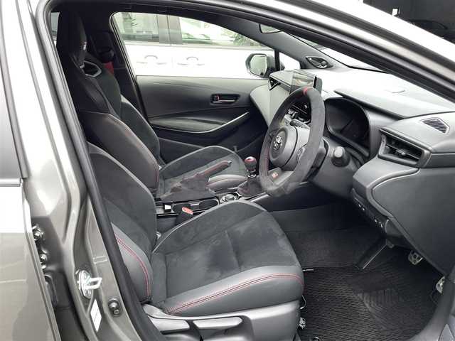 トヨタ ＧＲカローラ RZ 千葉県 2025(令7)年 0.1千km グレーＭ ワンオーナー/後期モデル/ボディーカラー：プレシャスメタル（カラーコード：1L5)/登録時走行距離90km/6速MT/トヨタセーフティセンス/　・プリクラッシュセーフティ/　・レーントレーシングアシスト(LTA)/　・レーダークルーズ（ACC）/　・オートハイビーム(AHB)/　・ロードサインアシスト(RSA)/　・プロアクティブドライビングアシスト(PDA)/　・発進遅れ告知機能(TMN)/　・ブラインドスポットモニター(BSM)/LEDヘッドライト/サブラジエーター（メーカーオプション）/カーボンルーフ/ディスプレイオーディオPlus（8インチHDディスプレイ）/　・ナビ/フルセグTV/BlueTooth//　・AppleCarPlay/AndroidAuto/Miracast対応/JBLスピーカー/ワイヤレスチャージ（置くだけ充電）/ETC2.0/D/N席シートヒーター（Hi/Lo切り替え式）/取説/保証書/スペアキー