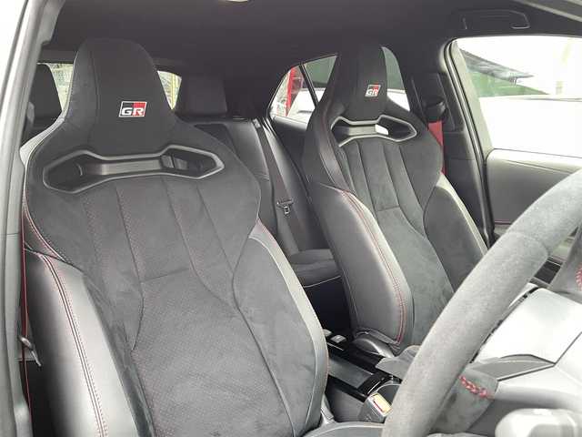 トヨタ ＧＲカローラ RZ 千葉県 2025(令7)年 0.1千km グレーＭ ワンオーナー/後期モデル/ボディーカラー：プレシャスメタル（カラーコード：1L5)/登録時走行距離90km/6速MT/トヨタセーフティセンス/　・プリクラッシュセーフティ/　・レーントレーシングアシスト(LTA)/　・レーダークルーズ（ACC）/　・オートハイビーム(AHB)/　・ロードサインアシスト(RSA)/　・プロアクティブドライビングアシスト(PDA)/　・発進遅れ告知機能(TMN)/　・ブラインドスポットモニター(BSM)/LEDヘッドライト/サブラジエーター（メーカーオプション）/カーボンルーフ/ディスプレイオーディオPlus（8インチHDディスプレイ）/　・ナビ/フルセグTV/BlueTooth//　・AppleCarPlay/AndroidAuto/Miracast対応/JBLスピーカー/ワイヤレスチャージ（置くだけ充電）/ETC2.0/D/N席シートヒーター（Hi/Lo切り替え式）/取説/保証書/スペアキー