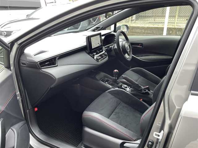 トヨタ ＧＲカローラ RZ 千葉県 2025(令7)年 0.1千km グレーＭ ワンオーナー/後期モデル/ボディーカラー：プレシャスメタル（カラーコード：1L5)/登録時走行距離90km/6速MT/トヨタセーフティセンス/　・プリクラッシュセーフティ/　・レーントレーシングアシスト(LTA)/　・レーダークルーズ（ACC）/　・オートハイビーム(AHB)/　・ロードサインアシスト(RSA)/　・プロアクティブドライビングアシスト(PDA)/　・発進遅れ告知機能(TMN)/　・ブラインドスポットモニター(BSM)/LEDヘッドライト/サブラジエーター（メーカーオプション）/カーボンルーフ/ディスプレイオーディオPlus（8インチHDディスプレイ）/　・ナビ/フルセグTV/BlueTooth//　・AppleCarPlay/AndroidAuto/Miracast対応/JBLスピーカー/ワイヤレスチャージ（置くだけ充電）/ETC2.0/D/N席シートヒーター（Hi/Lo切り替え式）/取説/保証書/スペアキー