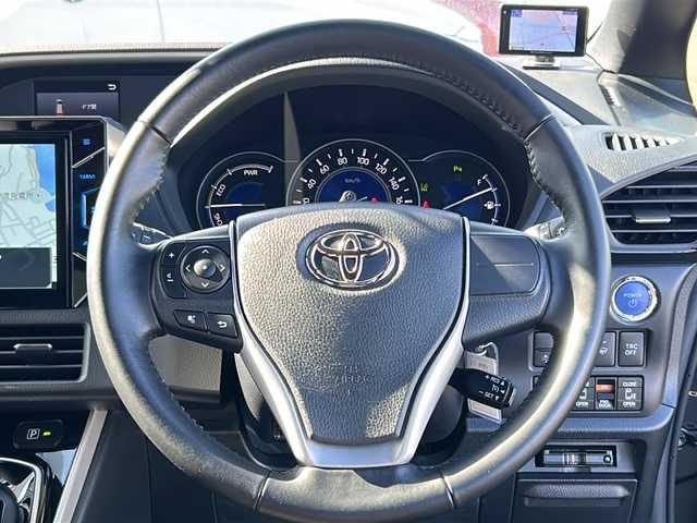 トヨタ ヴォクシー ハイブリッド ZS 煌Ⅱ 大阪府 2019(令1)年 3.2万km イナズマスパーキングブラックガラスフレーク 社外SDナビ/トヨタセーフティセンス/ＥＴＣ/シートヒーター/フリップダウンモニター/両側パワースライドドア/アイドリングストップ/プッシュスタート/スマートキー/バックカメラ/前後ドライブレコーダー/3列シート/パワーステアリング/パワーウィンドウ/パーキングアシスト/アイドリングストップ/エアコンWAC/Blue tooth接続/CDチェンジャー/ミュージックサーバー/純正フロアマット/シートヒーター運転席・助手席/純正アルミホイール/ABS/横滑り防止装置/コーナーセンサー前後/レーンキープアシスト/盗難防止装置/オートライト/オートマチックハイビーム/ハロゲンヘッドライト/エアバッグW/衝突被害軽減システム