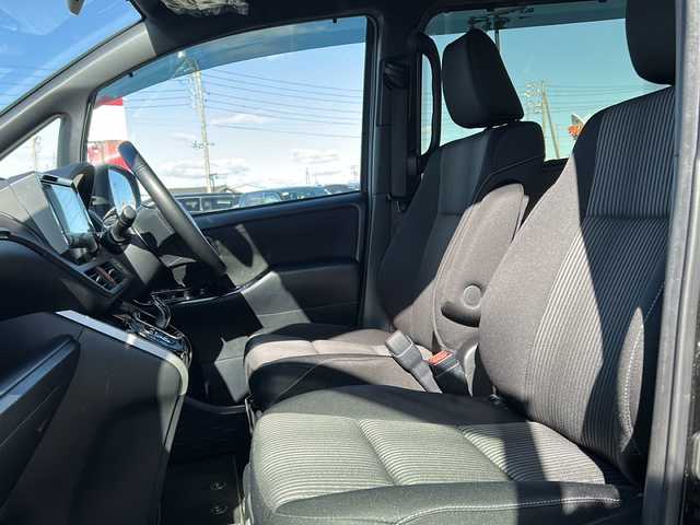 トヨタ ヴォクシー ハイブリッド ZS 煌Ⅱ 大阪府 2019(令1)年 3.2万km イナズマスパーキングブラックガラスフレーク 社外SDナビ/トヨタセーフティセンス/ＥＴＣ/シートヒーター/フリップダウンモニター/両側パワースライドドア/アイドリングストップ/プッシュスタート/スマートキー/バックカメラ/前後ドライブレコーダー/3列シート/パワーステアリング/パワーウィンドウ/パーキングアシスト/アイドリングストップ/エアコンWAC/Blue tooth接続/CDチェンジャー/ミュージックサーバー/純正フロアマット/シートヒーター運転席・助手席/純正アルミホイール/ABS/横滑り防止装置/コーナーセンサー前後/レーンキープアシスト/盗難防止装置/オートライト/オートマチックハイビーム/ハロゲンヘッドライト/エアバッグW/衝突被害軽減システム