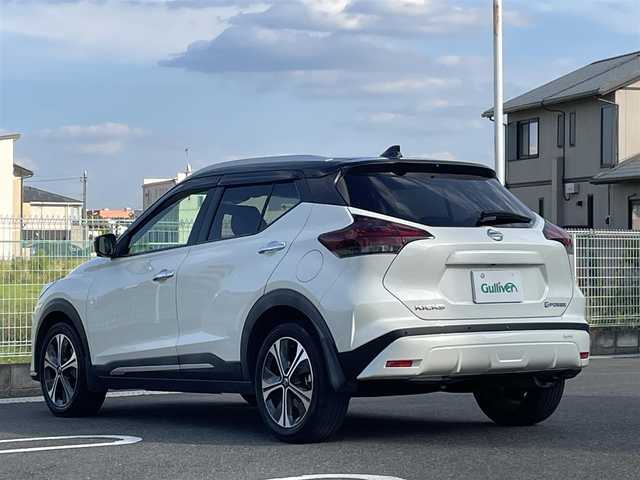 日産 キックス X ツートーンインテリアED 群馬県 2021(令3)年 3万km ブリリアントホワイトパール/ピュアブラック 2トーン ワンオーナー/360°セーフティアシスト/・インテリジェントエマージェンシーブレーキ/・ハンドル支援/・車線逸脱警報/・車線逸脱防止支援システム/・移動物検知/・前後ソナー/・ふらつき警報/純正SDナビ/（CD　DVD Bluetooth フルセグTV SD USB iPod AM FM)/プロパイロット/レーダークルーズコントロール/アラウンドビューモニター/純正ドライブレコーダー付きデジタルインナーミラー/ビルトインETC/革巻きステアリング/ステアリングリモコン/ハンドルヒーター/レザーシート/前席シートヒーター/LEDヘッドライト/オートライト/電格ウィンカーミラー/DRIVEモード・EVモード/純正フロアマット/純正ドアバイザー/取扱説明書/保証書/スペアキー