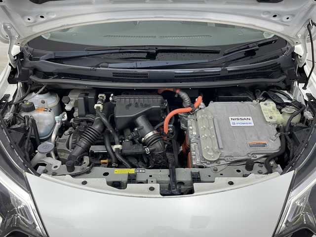 日産 ノート e－パワー X シーギア 道央・札幌 2017(平29)年 12.8万km パール ・ワンオーナー/・純正ナビ&V|CD&DVD&BT&SD&USB&iPod/・バックカメラ/・全方位カメラ/・レーダークルーズコントロール/・衝突被害軽減ブレーキ/・横滑り防止装置/・車線逸脱警報/・ステアリングスイッチ/・純正フロアマット/・電動格納ミラー/・プッシュスタート/・LEDヘッドライト/・オートライト/・スマートキー/・保証書/・取扱説明書