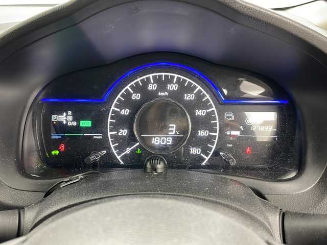 日産 ノート e－パワー X シーギア 道央・札幌 2017(平29)年 12.8万km パール ・ワンオーナー/・純正ナビ&V|CD&DVD&BT&SD&USB&iPod/・バックカメラ/・全方位カメラ/・レーダークルーズコントロール/・衝突被害軽減ブレーキ/・横滑り防止装置/・車線逸脱警報/・ステアリングスイッチ/・純正フロアマット/・電動格納ミラー/・プッシュスタート/・LEDヘッドライト/・オートライト/・スマートキー/・保証書/・取扱説明書