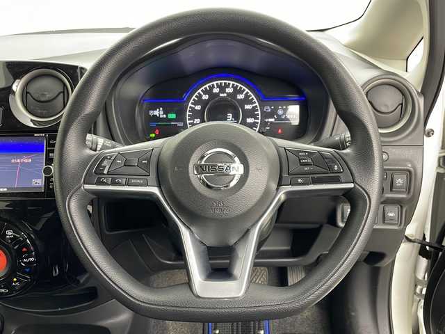 日産 ノート e－パワー X シーギア 道央・札幌 2017(平29)年 12.8万km パール ・ワンオーナー/・純正ナビ&V|CD&DVD&BT&SD&USB&iPod/・バックカメラ/・全方位カメラ/・レーダークルーズコントロール/・衝突被害軽減ブレーキ/・横滑り防止装置/・車線逸脱警報/・ステアリングスイッチ/・純正フロアマット/・電動格納ミラー/・プッシュスタート/・LEDヘッドライト/・オートライト/・スマートキー/・保証書/・取扱説明書