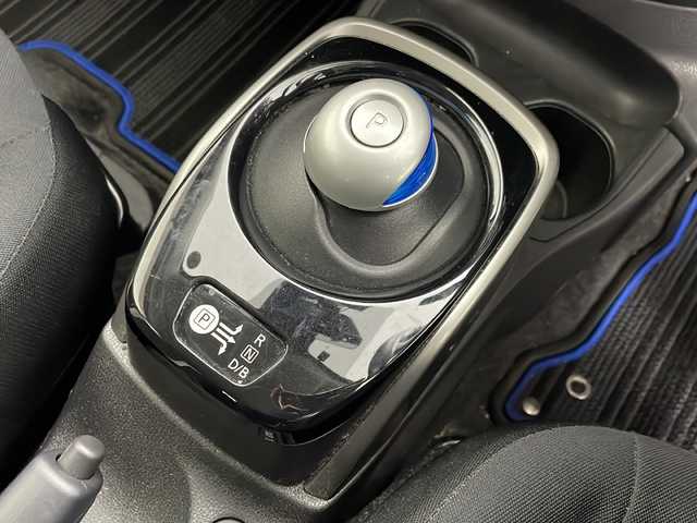 日産 ノート e－パワー X シーギア 道央・札幌 2017(平29)年 12.8万km パール ・ワンオーナー/・純正ナビ&V|CD&DVD&BT&SD&USB&iPod/・バックカメラ/・全方位カメラ/・レーダークルーズコントロール/・衝突被害軽減ブレーキ/・横滑り防止装置/・車線逸脱警報/・ステアリングスイッチ/・純正フロアマット/・電動格納ミラー/・プッシュスタート/・LEDヘッドライト/・オートライト/・スマートキー/・保証書/・取扱説明書