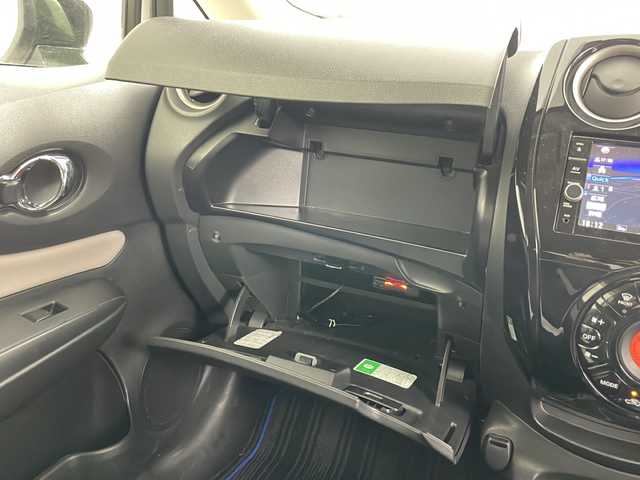 日産 ノート e－パワー X シーギア 道央・札幌 2017(平29)年 12.8万km パール ・ワンオーナー/・純正ナビ&V|CD&DVD&BT&SD&USB&iPod/・バックカメラ/・全方位カメラ/・レーダークルーズコントロール/・衝突被害軽減ブレーキ/・横滑り防止装置/・車線逸脱警報/・ステアリングスイッチ/・純正フロアマット/・電動格納ミラー/・プッシュスタート/・LEDヘッドライト/・オートライト/・スマートキー/・保証書/・取扱説明書