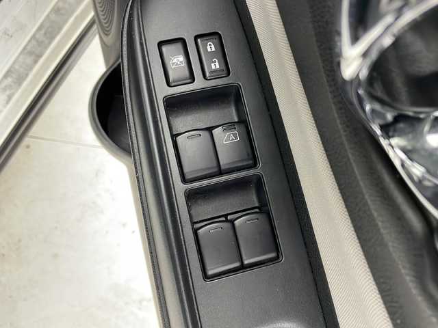 日産 ノート e－パワー X シーギア 道央・札幌 2017(平29)年 12.8万km パール ・ワンオーナー/・純正ナビ&V|CD&DVD&BT&SD&USB&iPod/・バックカメラ/・全方位カメラ/・レーダークルーズコントロール/・衝突被害軽減ブレーキ/・横滑り防止装置/・車線逸脱警報/・ステアリングスイッチ/・純正フロアマット/・電動格納ミラー/・プッシュスタート/・LEDヘッドライト/・オートライト/・スマートキー/・保証書/・取扱説明書