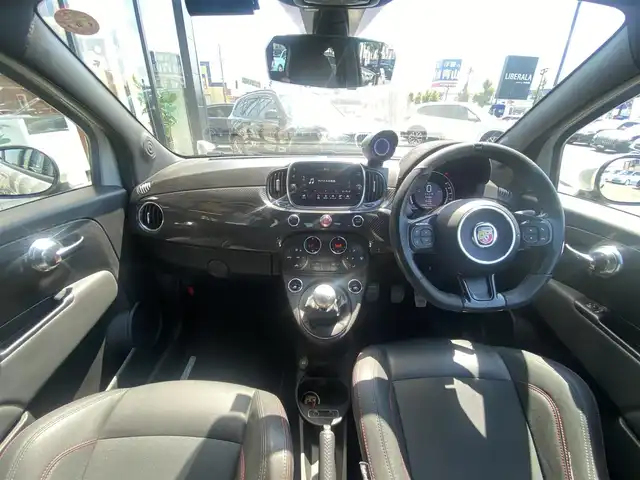アバルト ５９５ エッセエッセ 福岡県 2020(令2)年 4.6万km Gligio Campovolo ・純正ディスプレイオーディオ/BT/USB/AppleCarPlay/・純正サベルト製ハーフレザーシート/・ETC/・純正17インチAW/・HID AUTOヘッドライト/・スポーツモード/・ステアリングスイッチ/・フォグライト/・取扱説明書/保証書