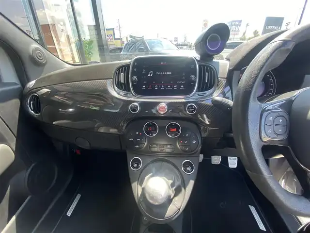 アバルト ５９５ エッセエッセ 福岡県 2020(令2)年 4.6万km Gligio Campovolo ・純正ディスプレイオーディオ/BT/USB/AppleCarPlay/・純正サベルト製ハーフレザーシート/・ETC/・純正17インチAW/・HID AUTOヘッドライト/・スポーツモード/・ステアリングスイッチ/・フォグライト/・取扱説明書/保証書