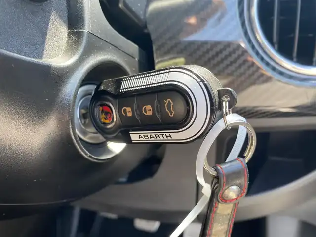 アバルト ５９５ エッセエッセ 福岡県 2020(令2)年 4.6万km Gligio Campovolo ・純正ディスプレイオーディオ/BT/USB/AppleCarPlay/・純正サベルト製ハーフレザーシート/・ETC/・純正17インチAW/・HID AUTOヘッドライト/・スポーツモード/・ステアリングスイッチ/・フォグライト/・取扱説明書/保証書