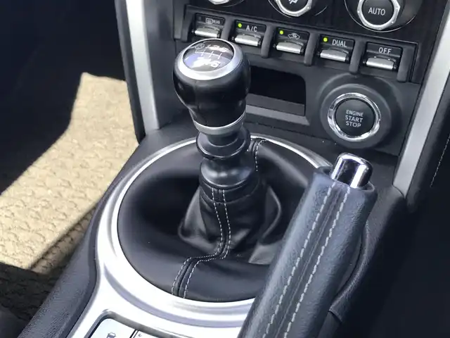 トヨタ ８６ GT 鳥取県 2019(平31)年 2.7万km ピュアレッド ６速ミッション/ワンオーナー/純正ナビ/フルセグ/DVD/CD/BT/バックカメラ・ETC/ＴＲＤエアロ/フロント/リア/サイド/LEDヘットライト/純正フォグライト/純正17インチアルミホイール/ロッソモデロマフラー/プッシュエンジンスタート/横滑り防止装置/スペアキーｘ１/フロアマット・ドアバイザー/保証書/取扱説明書/純正マフラー積込み