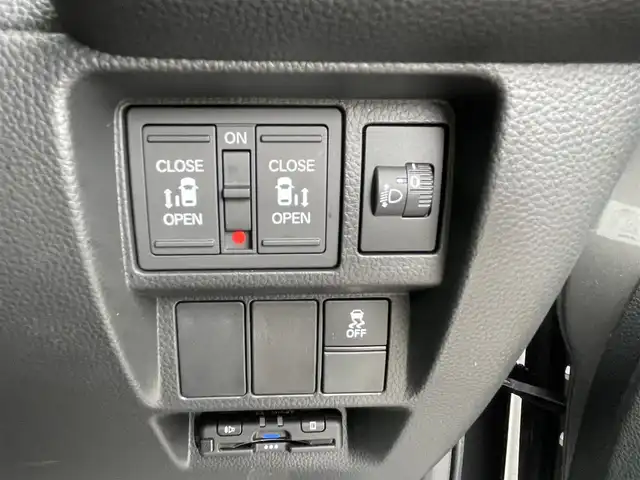 ホンダ ステップワゴン 福岡県 2022(令4)年 1.9万km スーパープラチナグレーメタリック プッシュスタートボタン/スマートキー/クルーズコントロール/純正ナビ/Bluetoothオーディオ/全方位カメラ/フルセグTV/ETC/前方ドライブレコーダー/両側パワースライドドア/純正アルミホイール/SOSコール