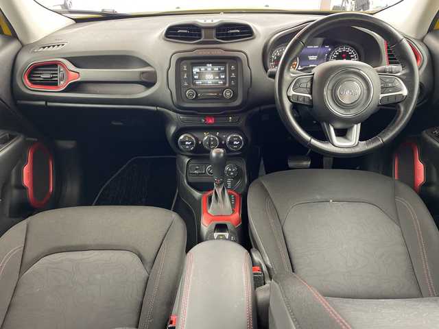 クライスラー・ジープ ジープ レネゲード トレイルホーク 兵庫県 2017(平29)年 8.5万km 黄 ・純正オーディオ/・AM・FM・BT・USB・AUX/・クルーズコントロール/・ステアリングスイッチ/・電子パーキングブレーキ/・MTモード付AT/・左右独立エアコン/・レーンディパーチャーアラート/・クリアランスソナー/・前後ドライブレコーダー/・横滑り防止装置/・ブラインドスポットモニター/・HIDヘッドライト/・オートライト/・プッシュスタート/・スマートキー/・電動格納ミラー/・純正アルミホイール/・純正フロアマット