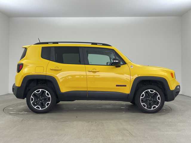 クライスラー・ジープ ジープ レネゲード トレイルホーク 兵庫県 2017(平29)年 8.5万km 黄 ・純正オーディオ/・AM・FM・BT・USB・AUX/・クルーズコントロール/・ステアリングスイッチ/・電子パーキングブレーキ/・MTモード付AT/・左右独立エアコン/・レーンディパーチャーアラート/・クリアランスソナー/・前後ドライブレコーダー/・横滑り防止装置/・ブラインドスポットモニター/・HIDヘッドライト/・オートライト/・プッシュスタート/・スマートキー/・電動格納ミラー/・純正アルミホイール/・純正フロアマット