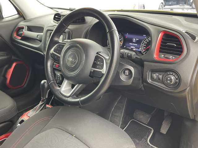 クライスラー・ジープ ジープ レネゲード トレイルホーク 兵庫県 2017(平29)年 8.5万km 黄 ・純正オーディオ/・AM・FM・BT・USB・AUX/・クルーズコントロール/・ステアリングスイッチ/・電子パーキングブレーキ/・MTモード付AT/・左右独立エアコン/・レーンディパーチャーアラート/・クリアランスソナー/・前後ドライブレコーダー/・横滑り防止装置/・ブラインドスポットモニター/・HIDヘッドライト/・オートライト/・プッシュスタート/・スマートキー/・電動格納ミラー/・純正アルミホイール/・純正フロアマット