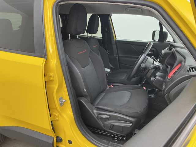 クライスラー・ジープ ジープ レネゲード トレイルホーク 兵庫県 2017(平29)年 8.5万km 黄 ・純正オーディオ/・AM・FM・BT・USB・AUX/・クルーズコントロール/・ステアリングスイッチ/・電子パーキングブレーキ/・MTモード付AT/・左右独立エアコン/・レーンディパーチャーアラート/・クリアランスソナー/・前後ドライブレコーダー/・横滑り防止装置/・ブラインドスポットモニター/・HIDヘッドライト/・オートライト/・プッシュスタート/・スマートキー/・電動格納ミラー/・純正アルミホイール/・純正フロアマット