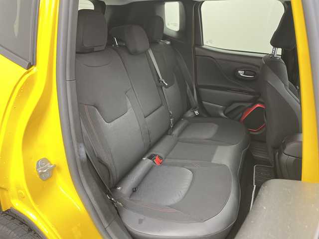 クライスラー・ジープ ジープ レネゲード トレイルホーク 兵庫県 2017(平29)年 8.5万km 黄 ・純正オーディオ/・AM・FM・BT・USB・AUX/・クルーズコントロール/・ステアリングスイッチ/・電子パーキングブレーキ/・MTモード付AT/・左右独立エアコン/・レーンディパーチャーアラート/・クリアランスソナー/・前後ドライブレコーダー/・横滑り防止装置/・ブラインドスポットモニター/・HIDヘッドライト/・オートライト/・プッシュスタート/・スマートキー/・電動格納ミラー/・純正アルミホイール/・純正フロアマット