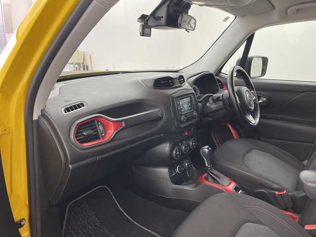 クライスラー・ジープ ジープ レネゲード トレイルホーク 兵庫県 2017(平29)年 8.5万km 黄 ・純正オーディオ/・AM・FM・BT・USB・AUX/・クルーズコントロール/・ステアリングスイッチ/・電子パーキングブレーキ/・MTモード付AT/・左右独立エアコン/・レーンディパーチャーアラート/・クリアランスソナー/・前後ドライブレコーダー/・横滑り防止装置/・ブラインドスポットモニター/・HIDヘッドライト/・オートライト/・プッシュスタート/・スマートキー/・電動格納ミラー/・純正アルミホイール/・純正フロアマット