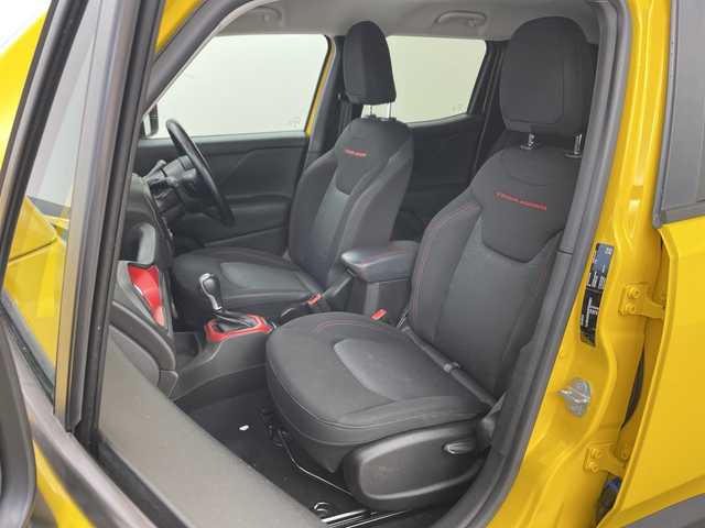 クライスラー・ジープ ジープ レネゲード トレイルホーク 兵庫県 2017(平29)年 8.5万km 黄 ・純正オーディオ/・AM・FM・BT・USB・AUX/・クルーズコントロール/・ステアリングスイッチ/・電子パーキングブレーキ/・MTモード付AT/・左右独立エアコン/・レーンディパーチャーアラート/・クリアランスソナー/・前後ドライブレコーダー/・横滑り防止装置/・ブラインドスポットモニター/・HIDヘッドライト/・オートライト/・プッシュスタート/・スマートキー/・電動格納ミラー/・純正アルミホイール/・純正フロアマット