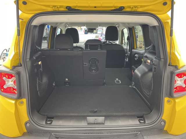 クライスラー・ジープ ジープ レネゲード トレイルホーク 兵庫県 2017(平29)年 8.5万km 黄 ・純正オーディオ/・AM・FM・BT・USB・AUX/・クルーズコントロール/・ステアリングスイッチ/・電子パーキングブレーキ/・MTモード付AT/・左右独立エアコン/・レーンディパーチャーアラート/・クリアランスソナー/・前後ドライブレコーダー/・横滑り防止装置/・ブラインドスポットモニター/・HIDヘッドライト/・オートライト/・プッシュスタート/・スマートキー/・電動格納ミラー/・純正アルミホイール/・純正フロアマット