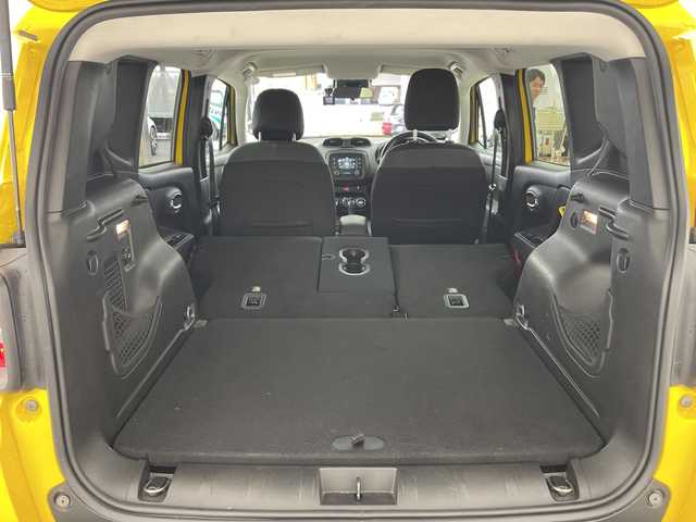 クライスラー・ジープ ジープ レネゲード トレイルホーク 兵庫県 2017(平29)年 8.5万km 黄 ・純正オーディオ/・AM・FM・BT・USB・AUX/・クルーズコントロール/・ステアリングスイッチ/・電子パーキングブレーキ/・MTモード付AT/・左右独立エアコン/・レーンディパーチャーアラート/・クリアランスソナー/・前後ドライブレコーダー/・横滑り防止装置/・ブラインドスポットモニター/・HIDヘッドライト/・オートライト/・プッシュスタート/・スマートキー/・電動格納ミラー/・純正アルミホイール/・純正フロアマット