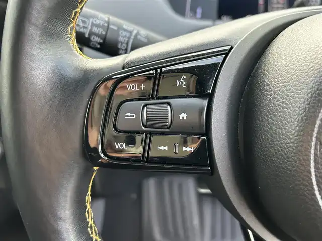 ホンダ フィット RS 愛媛県 2023(令5)年 4.4万km グレー ALPINEフローターナビ(フルセグTV/BT)/ホンダセンシング/バックカメラ/アダプティブクルーズコントロール/車線逸脱防止装置/衝突被害軽減装置/ＬＥＤヘッドライト/オートマチックハイビーム/ETC/ALPINEデジタルインナーミラー/前後ドライブレコーダー/クリアランスソナー/ドアバイザー/電動パーキングブレーキ/ハーフレザーシート/現状サマー(社外AW)(195/45/R17)/TOYO NANOENERGY PlLUS/純正AW付サマータイヤ有/純正テールランプ有/純正フロアマット有/禁煙車