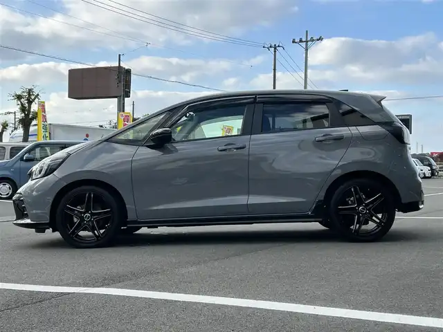 ホンダ フィット RS 愛媛県 2023(令5)年 4.4万km グレー ALPINEフローターナビ(フルセグTV/BT)/ホンダセンシング/バックカメラ/アダプティブクルーズコントロール/車線逸脱防止装置/衝突被害軽減装置/ＬＥＤヘッドライト/オートマチックハイビーム/ETC/ALPINEデジタルインナーミラー/前後ドライブレコーダー/クリアランスソナー/ドアバイザー/電動パーキングブレーキ/ハーフレザーシート/現状サマー(社外AW)(195/45/R17)/TOYO NANOENERGY PlLUS/純正AW付サマータイヤ有/純正テールランプ有/純正フロアマット有/禁煙車