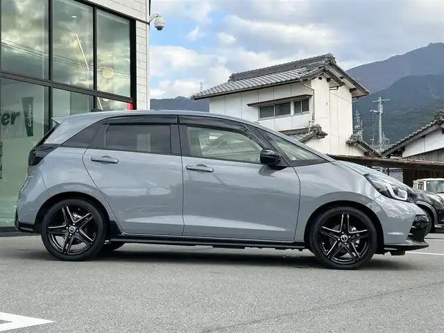 ホンダ フィット RS 愛媛県 2023(令5)年 4.4万km グレー ALPINEフローターナビ(フルセグTV/BT)/ホンダセンシング/バックカメラ/アダプティブクルーズコントロール/車線逸脱防止装置/衝突被害軽減装置/ＬＥＤヘッドライト/オートマチックハイビーム/ETC/ALPINEデジタルインナーミラー/前後ドライブレコーダー/クリアランスソナー/ドアバイザー/電動パーキングブレーキ/ハーフレザーシート/現状サマー(社外AW)(195/45/R17)/TOYO NANOENERGY PlLUS/純正AW付サマータイヤ有/純正テールランプ有/純正フロアマット有/禁煙車