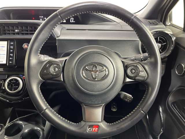 トヨタ アクア 神奈川県 2019(令1)年 3万km ホワイトパールクリスタルシャイン 純正SDナビ・7型/型式　NSZT-W68T/（Bluetooth/TV/CD/DVD/AM/FM）/バックカメラ/セーフティセンス/追従付きクルコン/D/N席シートヒーター/ETC2.0/フロアマット/プッシュスタート/スマートキー/スペアキー/取扱説明書/保証書/LEDヘッドライト/オートライト/オートマチックハイビーム/純正17インチAW/ドアバイザー/電動格納ミラー/プリクラッシュセーフティシステム/レーンディパーチャーアラート/オートマチックハイビーム