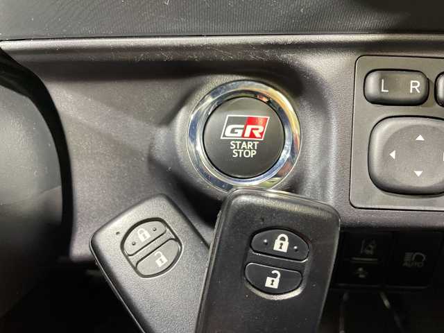 トヨタ アクア 神奈川県 2019(令1)年 3万km ホワイトパールクリスタルシャイン 純正SDナビ・7型/型式　NSZT-W68T/（Bluetooth/TV/CD/DVD/AM/FM）/バックカメラ/セーフティセンス/追従付きクルコン/D/N席シートヒーター/ETC2.0/フロアマット/プッシュスタート/スマートキー/スペアキー/取扱説明書/保証書/LEDヘッドライト/オートライト/オートマチックハイビーム/純正17インチAW/ドアバイザー/電動格納ミラー/プリクラッシュセーフティシステム/レーンディパーチャーアラート/オートマチックハイビーム