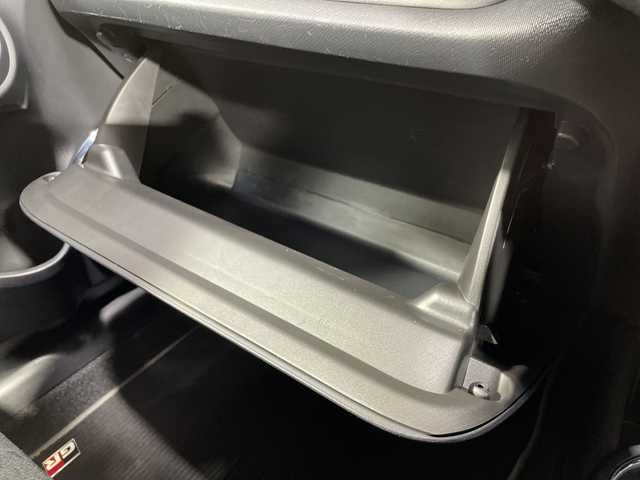 トヨタ アクア 神奈川県 2019(令1)年 3万km ホワイトパールクリスタルシャイン 純正SDナビ・7型/型式　NSZT-W68T/（Bluetooth/TV/CD/DVD/AM/FM）/バックカメラ/セーフティセンス/追従付きクルコン/D/N席シートヒーター/ETC2.0/フロアマット/プッシュスタート/スマートキー/スペアキー/取扱説明書/保証書/LEDヘッドライト/オートライト/オートマチックハイビーム/純正17インチAW/ドアバイザー/電動格納ミラー/プリクラッシュセーフティシステム/レーンディパーチャーアラート/オートマチックハイビーム