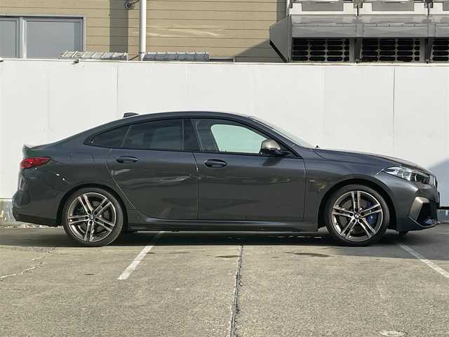 ＢＭＷ ＢＭＷ Ｍ２３５ｉ グランクーペ xDrive 青森県 2021(令3)年 4.3万km ミネラルグレー 4WD/純正ナビ/・AM/FM/USB/BT/純正アルミ/純正フロアマット/車外バックカメラ/コーナーセンサー/パワーシートD/N/シートヒーター/エアーシート/電動リアゲート/オートライト/アイドリングストップ/クルコン/Pアシスト/横滑り防止機能/レーンキープアシスト/衝突軽減システム/エアバッグダブル＋サイド/保証書/取扱説明書