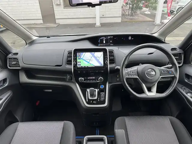日産 セレナ e－パワー ハイウェイスター V 三重県 2019(平31)年 5.4万km ブリリアントホワイトパール セーフティパックB/・プロパイロット(自動運転技術)/・車線逸脱防止支援システム/・SRSエアバック(カーテン/サイド)/・インテリジェントアラウンドビューモニター/・インテリジェントルームミラー/・踏み間違い衝突防止アシスト/・インテリジェントパーキングアシスト/・標識検知機能/・ふらつき警報/・フロント/バックソナー/・ヒーター付ドアミラー/・電動パーキングブレーキ/・オートブレーキホールド/寒冷地仕様/・リアオートエアコン/・3列目ヒーターダクト/・ステアリングヒーター/・シートヒーター(運転席/助手席)/純正9インチメモリナビ・地デジTV/・DVD/CD/・Bluetooth/純正フリップダウンモニター/両側ハンズフリーパワースライドドア /レーダークルーズコントロール/ビルトインETC/純正15インチアルミホイール/フロントスポイラー/LEDヘッドランプ/・オートライト/オートマチックハイビーム/LEDフォグランプ/プッシュエンジンスタート/インテリジェントキー×2