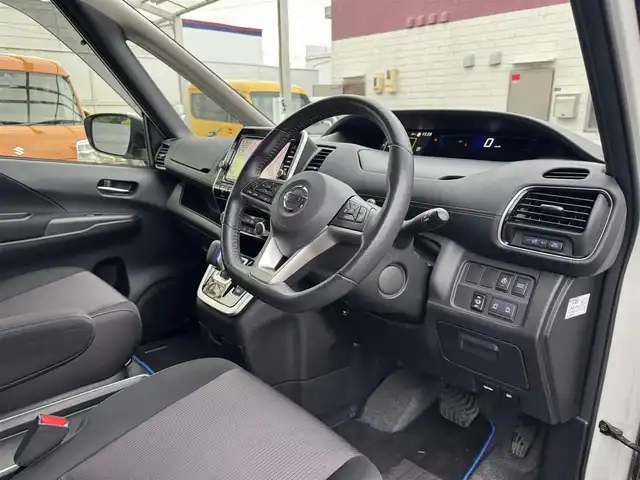 日産 セレナ e－パワー ハイウェイスター V 三重県 2019(平31)年 5.4万km ブリリアントホワイトパール セーフティパックB/・プロパイロット(自動運転技術)/・車線逸脱防止支援システム/・SRSエアバック(カーテン/サイド)/・インテリジェントアラウンドビューモニター/・インテリジェントルームミラー/・踏み間違い衝突防止アシスト/・インテリジェントパーキングアシスト/・標識検知機能/・ふらつき警報/・フロント/バックソナー/・ヒーター付ドアミラー/・電動パーキングブレーキ/・オートブレーキホールド/寒冷地仕様/・リアオートエアコン/・3列目ヒーターダクト/・ステアリングヒーター/・シートヒーター(運転席/助手席)/純正9インチメモリナビ・地デジTV/・DVD/CD/・Bluetooth/純正フリップダウンモニター/両側ハンズフリーパワースライドドア /レーダークルーズコントロール/ビルトインETC/純正15インチアルミホイール/フロントスポイラー/LEDヘッドランプ/・オートライト/オートマチックハイビーム/LEDフォグランプ/プッシュエンジンスタート/インテリジェントキー×2