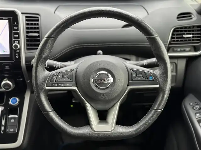 日産 セレナ e－パワー ハイウェイスター V 三重県 2019(平31)年 5.4万km ブリリアントホワイトパール セーフティパックB/・プロパイロット(自動運転技術)/・車線逸脱防止支援システム/・SRSエアバック(カーテン/サイド)/・インテリジェントアラウンドビューモニター/・インテリジェントルームミラー/・踏み間違い衝突防止アシスト/・インテリジェントパーキングアシスト/・標識検知機能/・ふらつき警報/・フロント/バックソナー/・ヒーター付ドアミラー/・電動パーキングブレーキ/・オートブレーキホールド/寒冷地仕様/・リアオートエアコン/・3列目ヒーターダクト/・ステアリングヒーター/・シートヒーター(運転席/助手席)/純正9インチメモリナビ・地デジTV/・DVD/CD/・Bluetooth/純正フリップダウンモニター/両側ハンズフリーパワースライドドア /レーダークルーズコントロール/ビルトインETC/純正15インチアルミホイール/フロントスポイラー/LEDヘッドランプ/・オートライト/オートマチックハイビーム/LEDフォグランプ/プッシュエンジンスタート/インテリジェントキー×2