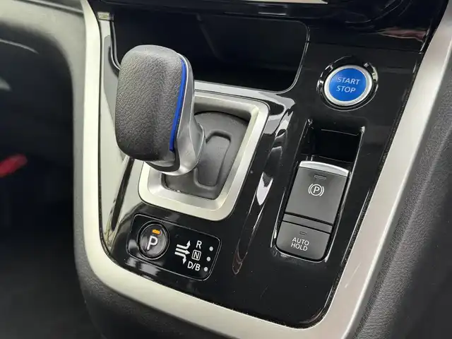 日産 セレナ e－パワー ハイウェイスター V 三重県 2019(平31)年 5.4万km ブリリアントホワイトパール セーフティパックB/・プロパイロット(自動運転技術)/・車線逸脱防止支援システム/・SRSエアバック(カーテン/サイド)/・インテリジェントアラウンドビューモニター/・インテリジェントルームミラー/・踏み間違い衝突防止アシスト/・インテリジェントパーキングアシスト/・標識検知機能/・ふらつき警報/・フロント/バックソナー/・ヒーター付ドアミラー/・電動パーキングブレーキ/・オートブレーキホールド/寒冷地仕様/・リアオートエアコン/・3列目ヒーターダクト/・ステアリングヒーター/・シートヒーター(運転席/助手席)/純正9インチメモリナビ・地デジTV/・DVD/CD/・Bluetooth/純正フリップダウンモニター/両側ハンズフリーパワースライドドア /レーダークルーズコントロール/ビルトインETC/純正15インチアルミホイール/フロントスポイラー/LEDヘッドランプ/・オートライト/オートマチックハイビーム/LEDフォグランプ/プッシュエンジンスタート/インテリジェントキー×2