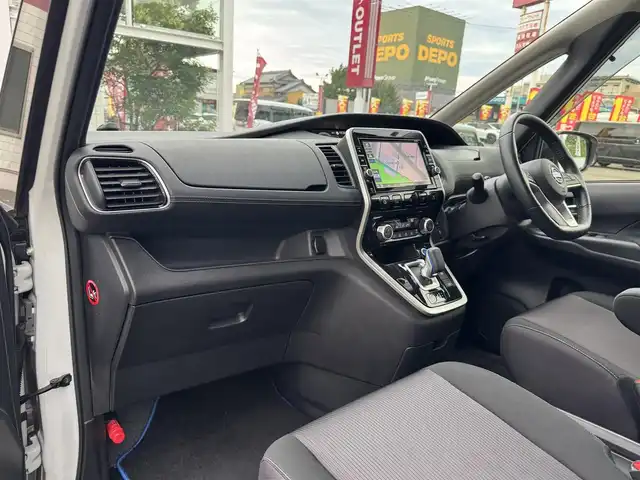 日産 セレナ e－パワー ハイウェイスター V 三重県 2019(平31)年 5.4万km ブリリアントホワイトパール セーフティパックB/・プロパイロット(自動運転技術)/・車線逸脱防止支援システム/・SRSエアバック(カーテン/サイド)/・インテリジェントアラウンドビューモニター/・インテリジェントルームミラー/・踏み間違い衝突防止アシスト/・インテリジェントパーキングアシスト/・標識検知機能/・ふらつき警報/・フロント/バックソナー/・ヒーター付ドアミラー/・電動パーキングブレーキ/・オートブレーキホールド/寒冷地仕様/・リアオートエアコン/・3列目ヒーターダクト/・ステアリングヒーター/・シートヒーター(運転席/助手席)/純正9インチメモリナビ・地デジTV/・DVD/CD/・Bluetooth/純正フリップダウンモニター/両側ハンズフリーパワースライドドア /レーダークルーズコントロール/ビルトインETC/純正15インチアルミホイール/フロントスポイラー/LEDヘッドランプ/・オートライト/オートマチックハイビーム/LEDフォグランプ/プッシュエンジンスタート/インテリジェントキー×2