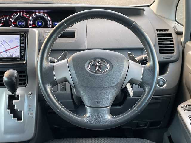 トヨタ ノア Si 新潟県 2007(平19)年 10.2万km ホワイトパールクリスタルシャイン 4WD/純正HDDナビ(NH3N-W57)/CD/DVD/AUX/フルセグテレビ/ミュージックサーバー/バックカメラ/ETC/片側パワースライドドア/パドルシフト/スマートキー/プッシュスタート/キセノンヘッドライト/フォグランプ/純正16インチアルミホイール/社外15インチAW冬タイヤ車載