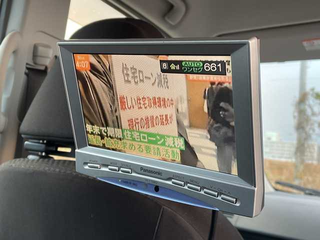 トヨタ ノア Si 新潟県 2007(平19)年 10.2万km ホワイトパールクリスタルシャイン 4WD/純正HDDナビ(NH3N-W57)/CD/DVD/AUX/フルセグテレビ/ミュージックサーバー/バックカメラ/ETC/片側パワースライドドア/パドルシフト/スマートキー/プッシュスタート/キセノンヘッドライト/フォグランプ/純正16インチアルミホイール/社外15インチAW冬タイヤ車載